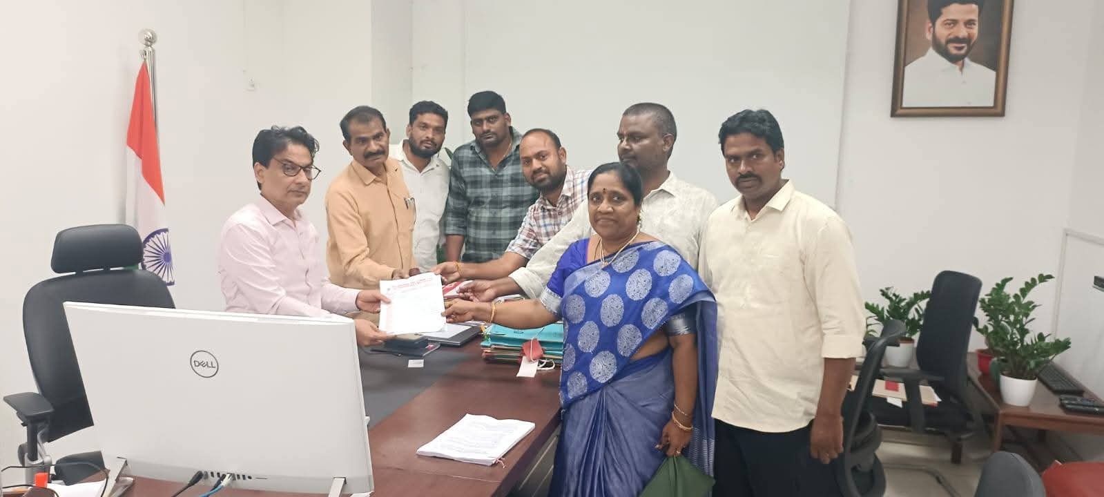 డాక్టర్ బి.ఆర్ అంబేద్కర్ సచివాలయంలో ఆఫీసర్స్ ఆడిట్ కమిటీ సభ్యుల కలిసినతెలంగాణ రాష్ట్ర ఔట్సోర్సింగ్ జేఏసీ చైర్మన్ మరియు అధ్యక్షులు పులి లక్ష్మయ్య వర్కింగ్ ప్రెసిడెంట్ బాలకృష్ణారెడ్డి, పద్మ,  రాజ్  మమ్మద్ మరియు జేఏసీ నాయకులు 