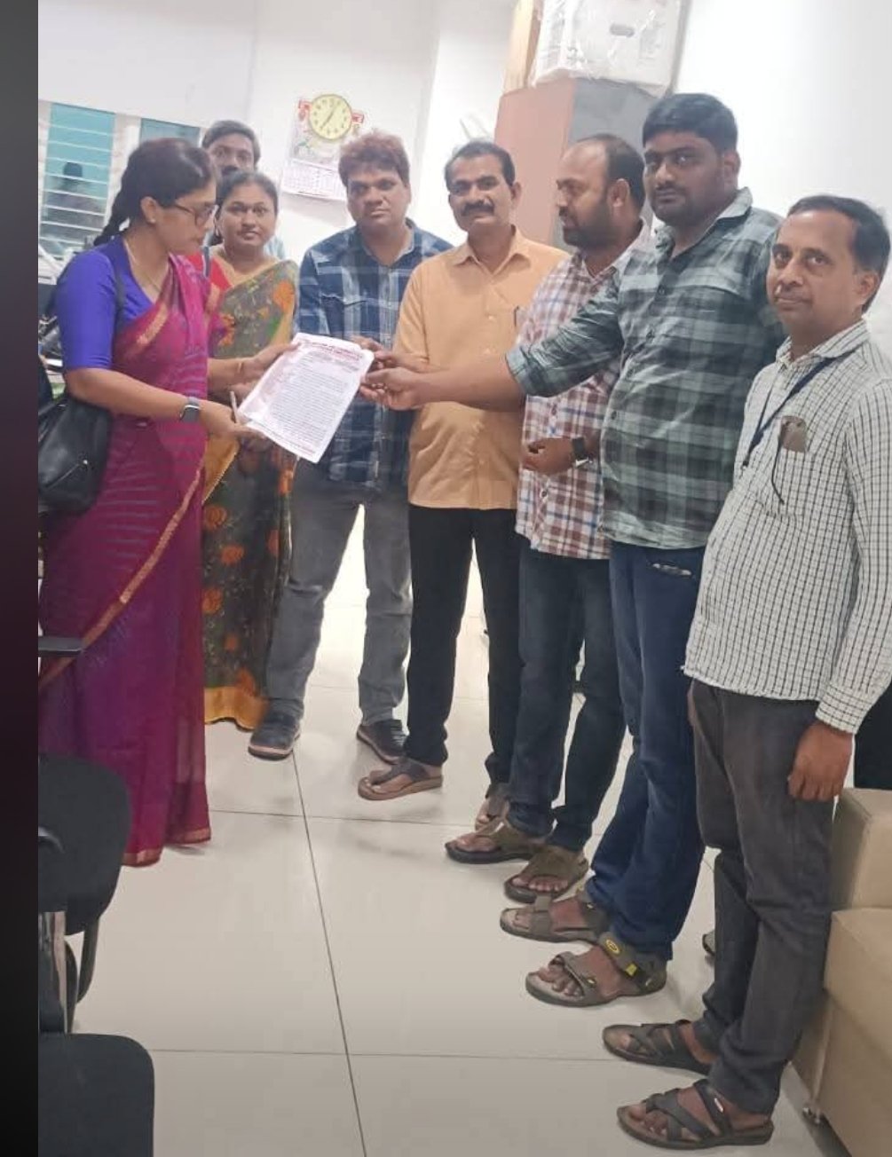 డాక్టర్ బి.ఆర్ అంబేద్కర్ సచివాలయంలో ఆఫీసర్స్ ఆడిట్ కమిటీ సభ్యుల కలిసినతెలంగాణ రాష్ట్ర ఔట్సోర్సింగ్ జేఏసీ చైర్మన్ మరియు అధ్యక్షులు పులి లక్ష్మయ్య వర్కింగ్ ప్రెసిడెంట్ బాలకృష్ణారెడ్డి, పద్మ,  రాజ్  మమ్మద్ మరియు జేఏసీ నాయకులు  - Additional Image
