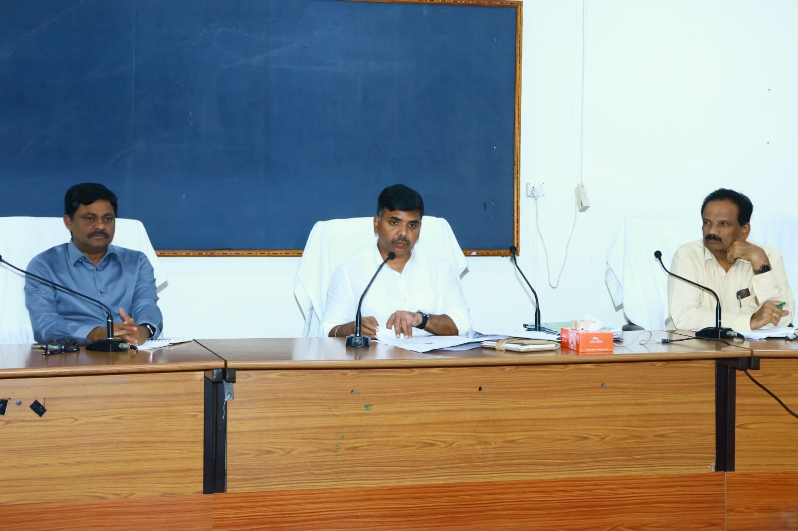 భూభారతి, అసైన్డ్ భూములు, ఎస్‌ఐఆర్, రీ-సర్వే పనులపై అధికారులు ప్రతిరోజూ ప్రత్యేక దృష్టి సారించి జాగ్రత్తగా పని చేయాలని జిల్లా కలెక్టర్ బి. చంద్రశేఖర్ 