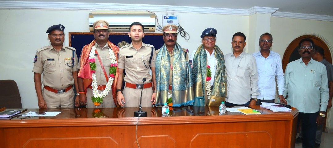 పదవీ విరమణ పొందిన అధికారులను ఘనంగా సన్మానించిన ; జిల్లా ఎస్పీ శరత్ చంద్ర పవార్, ఐపీఎస్* ..