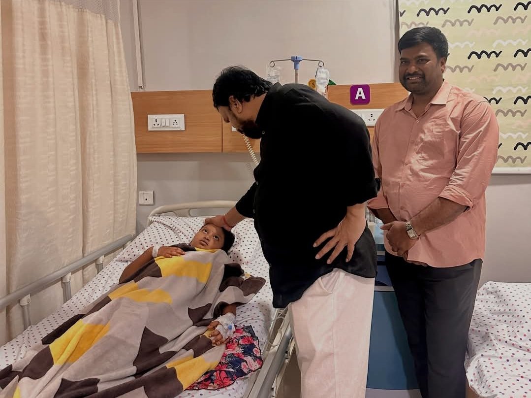 డెంగ్యూ జ్వరంతో ఆసుపత్రిలో చికిత్స పొందుతున్న చిన్నారి మోక్షితను పరామర్శించిన ఉప్పల శ్రీనివాస్ గుప్త* - Additional Image